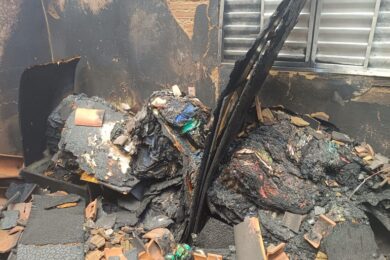 Mulher é morta a facadas e casa é incendiada em Dom Expedito Lopes; companheiro é principal suspeito e está foragido