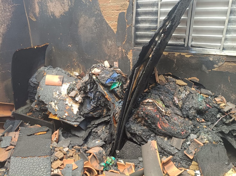 Mulher é morta a facadas e casa é incendiada em Dom Expedito Lopes; companheiro é principal suspeito e está foragido