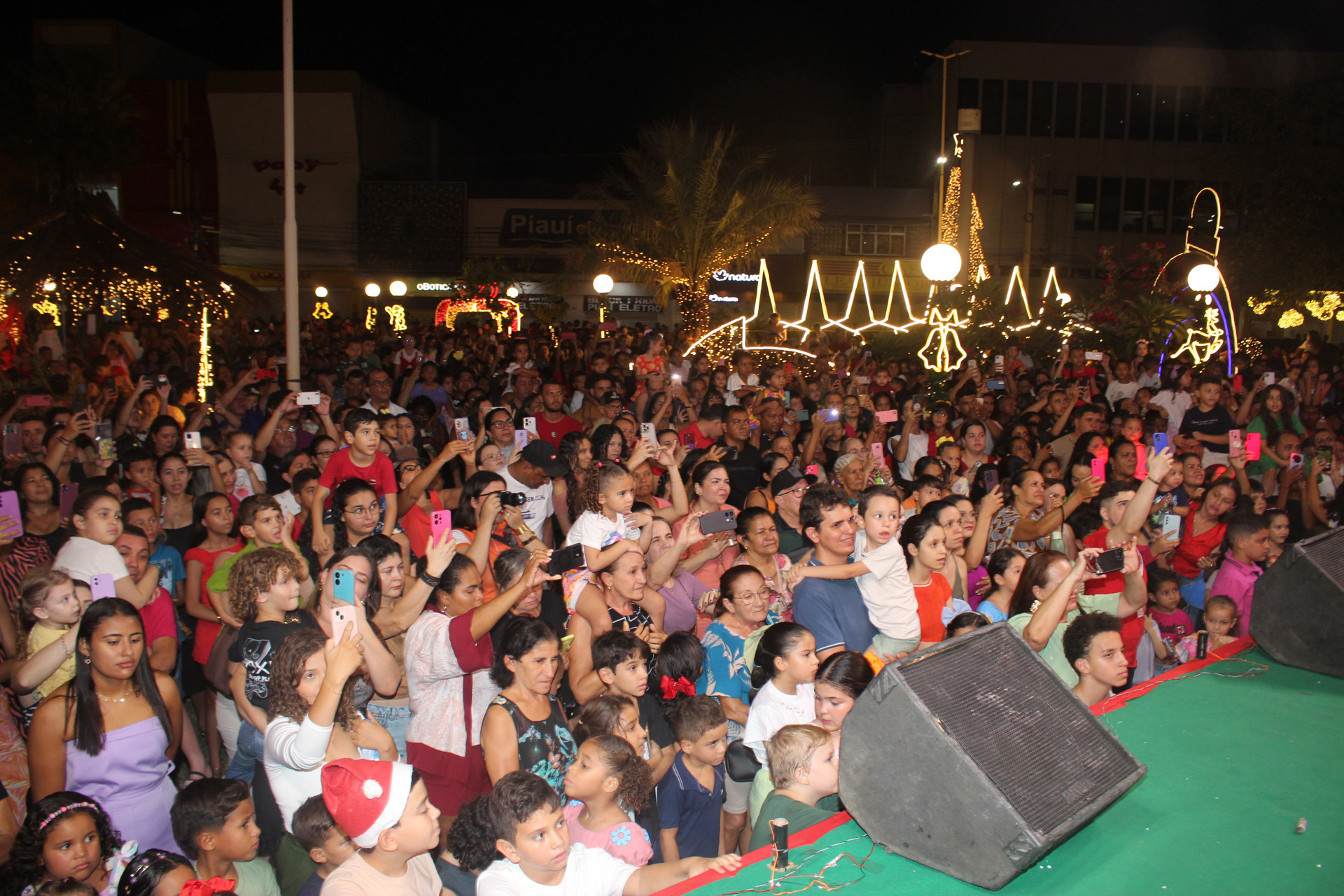 Encantos de Natal – Veja fotos do acender das Luzes em Picos