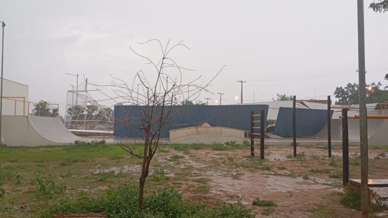 Chuva com rajadas de vento causa estragos em Picos
