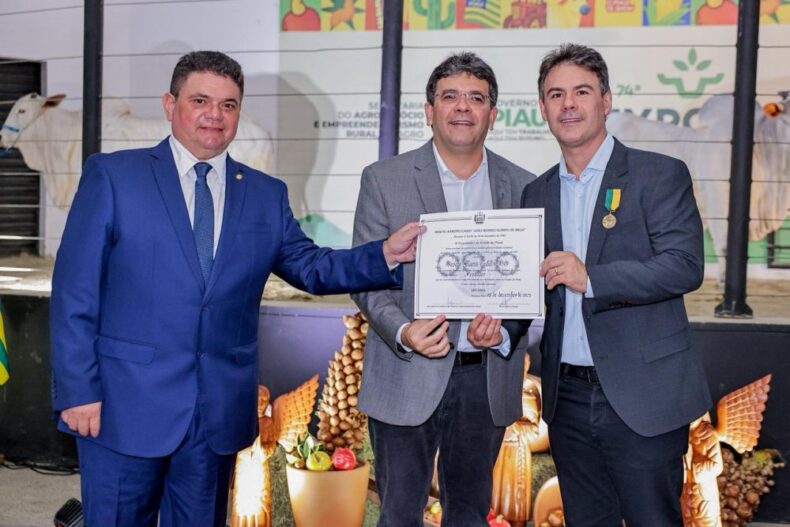 Severo Eulálio recebe Medalha do Mérito Agropecuário