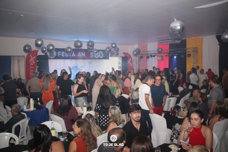 Festa dos Anos 80 anima noite de Picos no Picoense Clube; Veja fotos