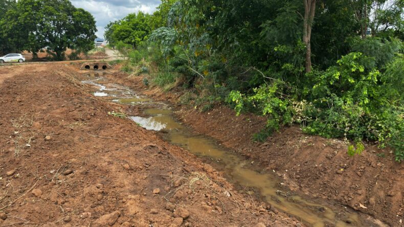 Prefeitura de Picos intensifica limpeza e desassoreamento de riachos como prevenção ao período chuvoso