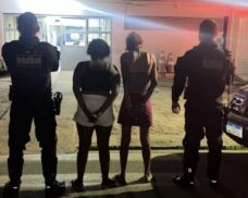 Duas mulheres com mandados por tráfico e furto são presas pela ROCAM em Picos