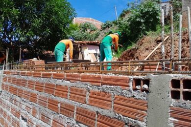Secretaria de Obras reconstrói paredão na Rua Bahia II
