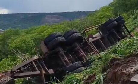 Ladeira de Fátima é cenário de mais um acidente com carreta