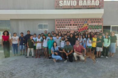 Alunos da Escola Joaquim Nicolau vivenciam experiência cultural em visita ao Teatro Sávio Barão