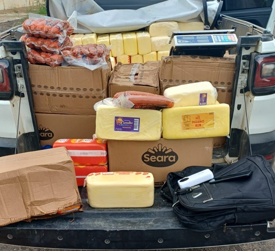 PRF apreende queijo e embutidos em veículo roubado