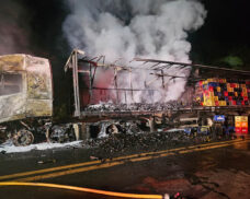 Carreta com cerveja pega fogo e fica destruída na BR-316