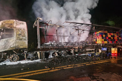 Carreta com cerveja pega fogo e fica destruída na BR-316