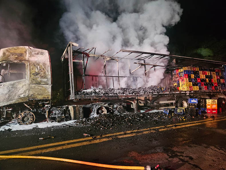 Carreta com cerveja pega fogo e fica destruída na BR-316