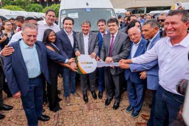 Rafael e Wellington fazem a entrega de 36 veículos para municípios