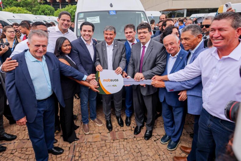 Rafael e Wellington fazem a entrega de 36 veículos para municípios