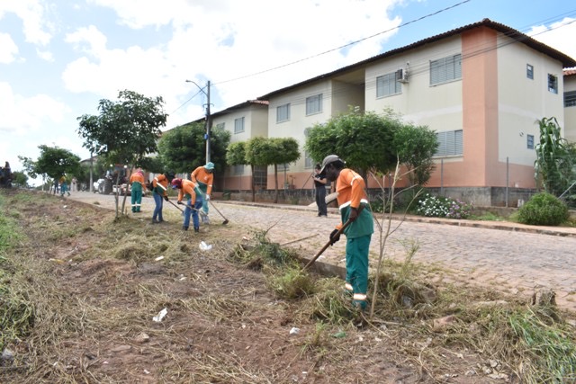 Prefeitura de Picos intensifica serviços e realiza mutirão de limpeza no Conjunto Antonieta Araújo