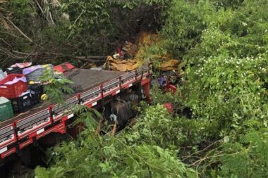 Tombamento de caminhão deixa dois mortos na BR-316, em Dom Expedito Lopes