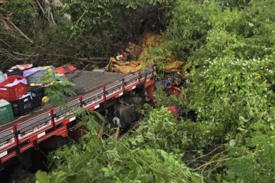 Tombamento de caminhão deixa dois mortos na BR-316, em Dom Expedito Lopes