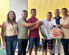 Prefeitura de Aroeiras do Itaim realiza entrega de peixes e cestas básicas para famílias na Semana Santa