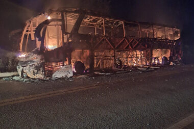 Ônibus de turismo pega fogo na BR-407 em Jaicós