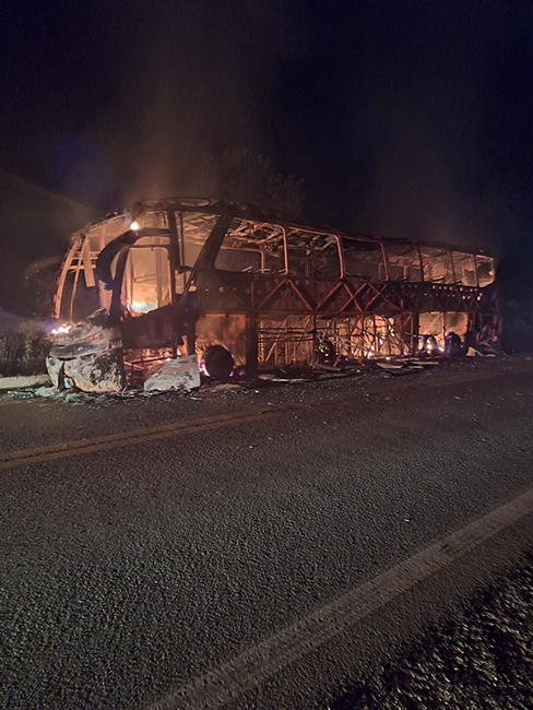 Ônibus de turismo pega fogo na BR-407 em Jaicós
