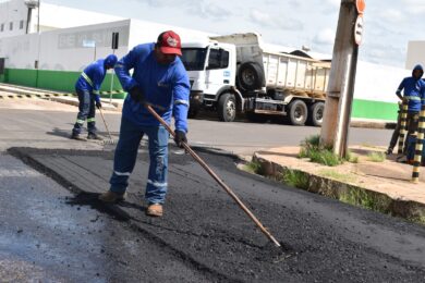 Prefeitura de Picos inicia operações de asfaltamento e tapa-buracos
