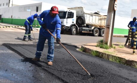 Prefeitura de Picos inicia operações de asfaltamento e tapa-buracos