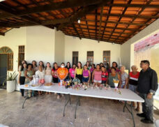 CRAS promove oficina de pintura em taças para o grupo Tecendo Vínculos das Mulheres do PAIF