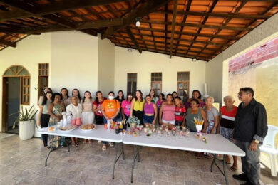 CRAS promove oficina de pintura em taças para o grupo Tecendo Vínculos das Mulheres do PAIF