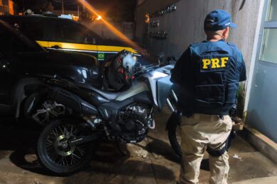 PRF apreende moto adulterada na BR-316 em Picos