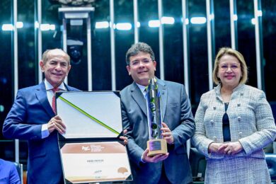 Rafael recebe comenda do Senado por avanço na alfabetização na idade certa