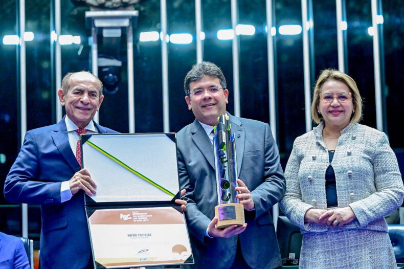 Rafael recebe comenda do Senado por avanço na alfabetização na idade certa