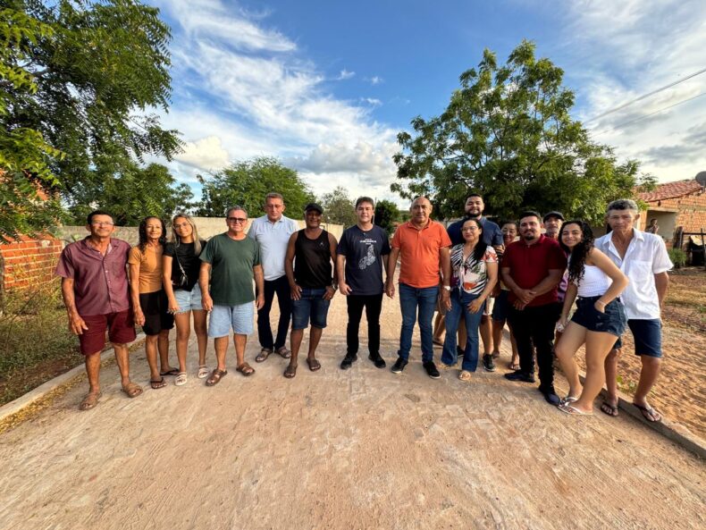 Severo acompanha obras de calçamento na zona rural de Picos