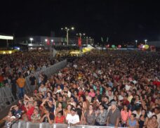 Multidão prestigia abertura do Picos Cidade Junina e evento se consagra como o maior São João do Piauí
