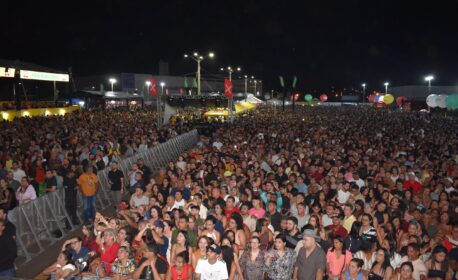 Multidão prestigia abertura do Picos Cidade Junina e evento se consagra como o maior São João do Piauí