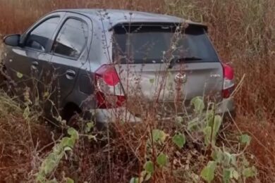Carro utilizado em assalto a joaheria é encontrado abandonado