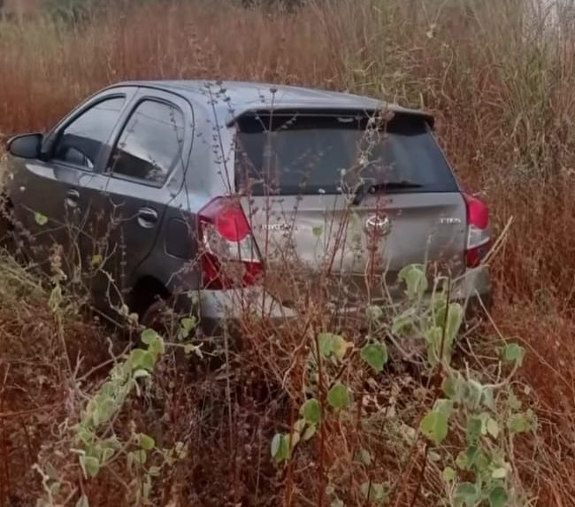 Carro utilizado em assalto a joaheria é encontrado abandonado