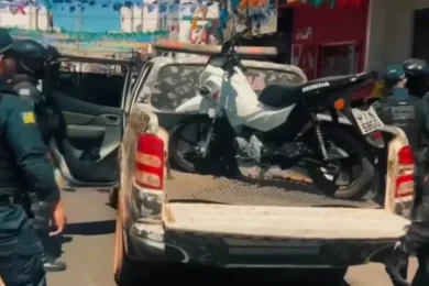 PM recupera moto e conduz dupla suspeita à delegacia de Picos