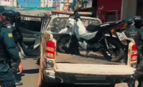 PM recupera moto e conduz dupla suspeita à delegacia de Picos