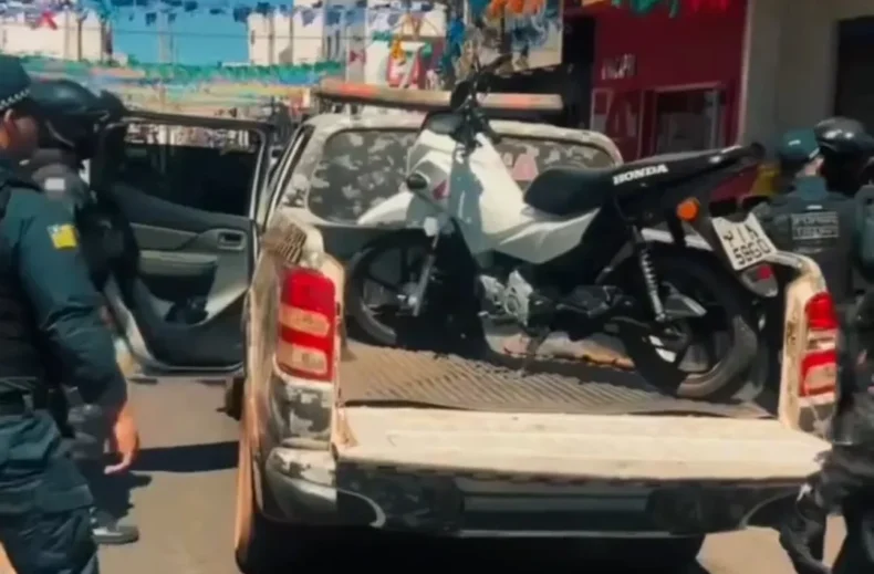 PM recupera moto e conduz dupla suspeita à delegacia de Picos
