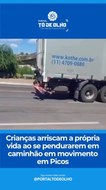 Um vídeo que circula nas redes sociais mostra crianças penduradas na parte traseira de um caminhão em movimento, praticando o chamado “bigu” — uma carona clandestina e extremamente perigosa em veículos de grande porte.

O registro foi feito nas proximidades da passarela, no bairro Bomba, em Picos, e mostra os menores se equilibrando na estrutura traseira do caminhão enquanto o veículo trafega normalmente pela via.

A cena evidencia o alto risco da prática. Qualquer frenagem brusca, desvio, aceleração ou perda de equilíbrio pode provocar quedas com consequências graves, colocando em perigo a vida das crianças.

Além do risco para quem está pendurado no veículo, a situação também pode comprometer a segurança de outros condutores e pedestres que circulam pelo local. Em muitos casos, o motorista do caminhão sequer percebe que há pessoas na parte traseira do veículo.

As imagens reforçam os perigos dessa prática, que pode resultar em acidentes graves e até fatais.

Siga: @portaltodeolho
