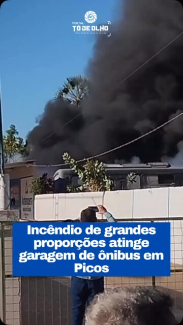 Um incêndio de grandes proporções atingiu, na manhã desta sexta-feira (21), uma garagem de ônibus localizada no bairro Emaús em Picos, nas proximidades da Avenida Severo Eulálio. 

As chamas provocaram uma intensa coluna de fumaça escura, que pôde ser vista de diferentes pontos da cidade e chamou a atenção dos moradores.

Equipes do Corpo de Bombeiros foram acionadas para combater o incêndio. Informações preliminares apontam que pelo menos um ônibus foi completamente destruído pelas chamas. Outros veículos também estavam estacionados no local.

Até o momento, não há informações sobre feridos nem sobre as causas do incêndio. As circunstâncias deverão ser apuradas.

Siga: @portaltodeolho