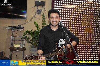 Música ao vivo com Robson Rocha anima a noite de sexta-feira na Churrascaria Horizonte; Veja fotos