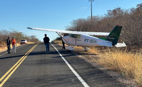 Avião faz pouso forçado em rodovia da região de Picos