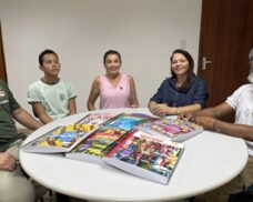 Aluno com deficiência visual recebe livros didáticos em braile