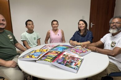 Aluno com deficiência visual recebe livros didáticos em braile