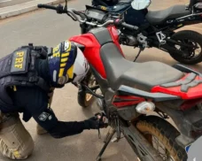 PRF apreende moto roubada durante fiscalização em Picos