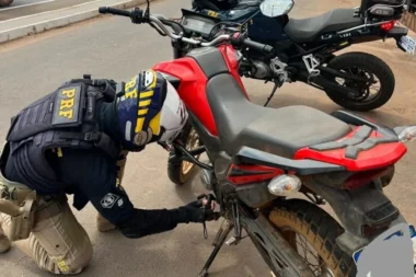 PRF apreende moto roubada durante fiscalização em Picos