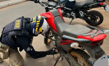 PRF apreende moto roubada durante fiscalização em Picos
