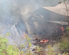 Motorista fica ferido após pular de caminhão durante acidente