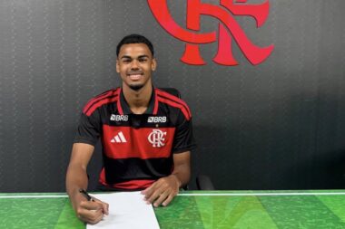 Jovem de Santa Cruz do Piauí assina contrato profissional com o Flamengo