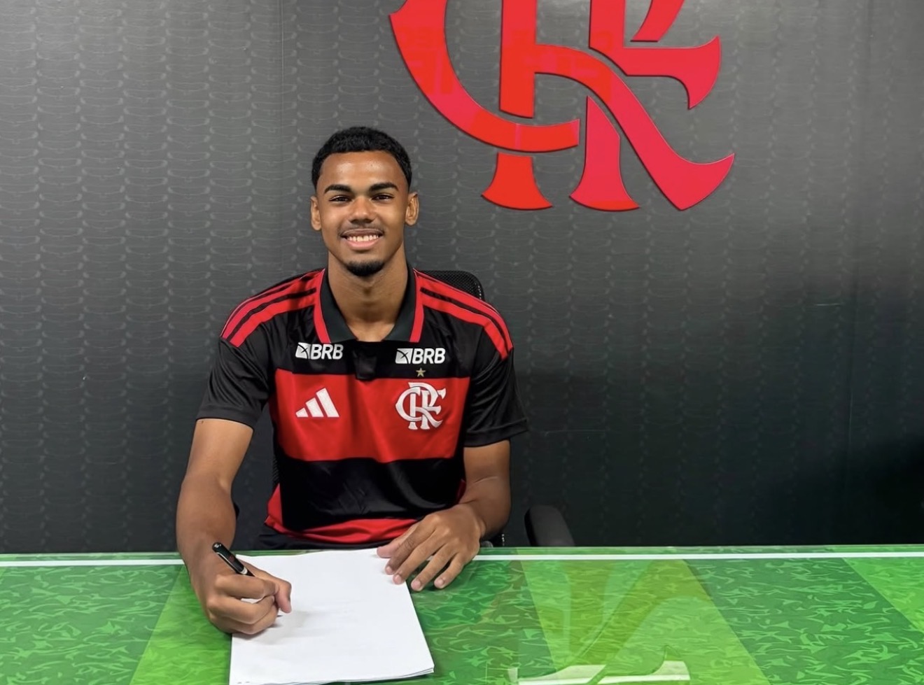 Jovem de Santa Cruz do Piauí assina contrato profissional com o Flamengo